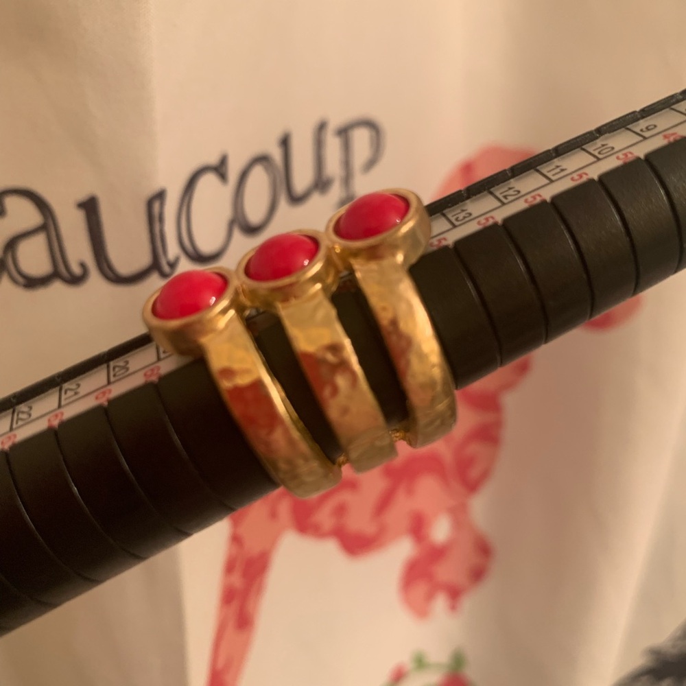 Chic Hammered Style Gold 3 band Ring with Red Beads - 7.5 - Picture 2 of 6
